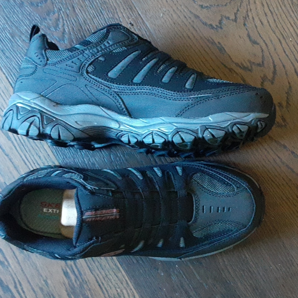 NIB Skechers Extra Wide Fit Athletic Shoes
